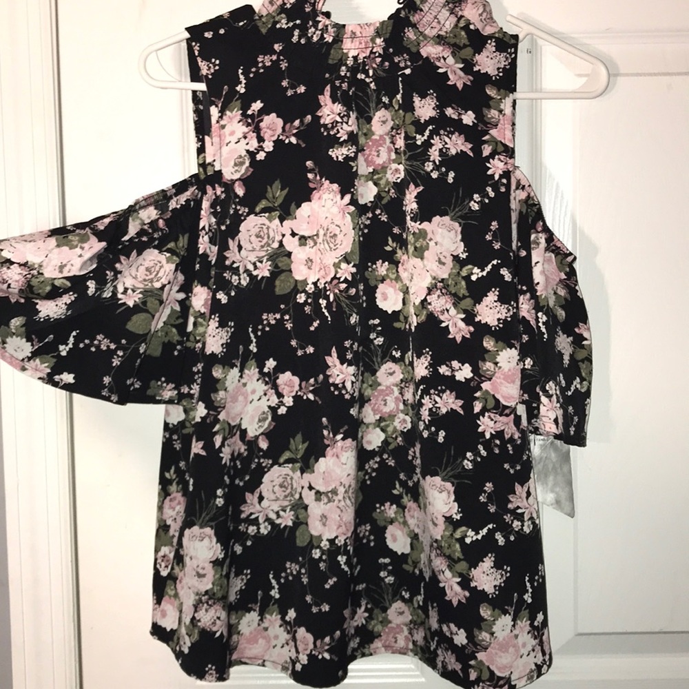 floral blouse.